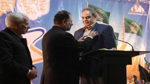 اهدای نشان افتخاری خادمالرضا به مدیرعامل سیمان داراب